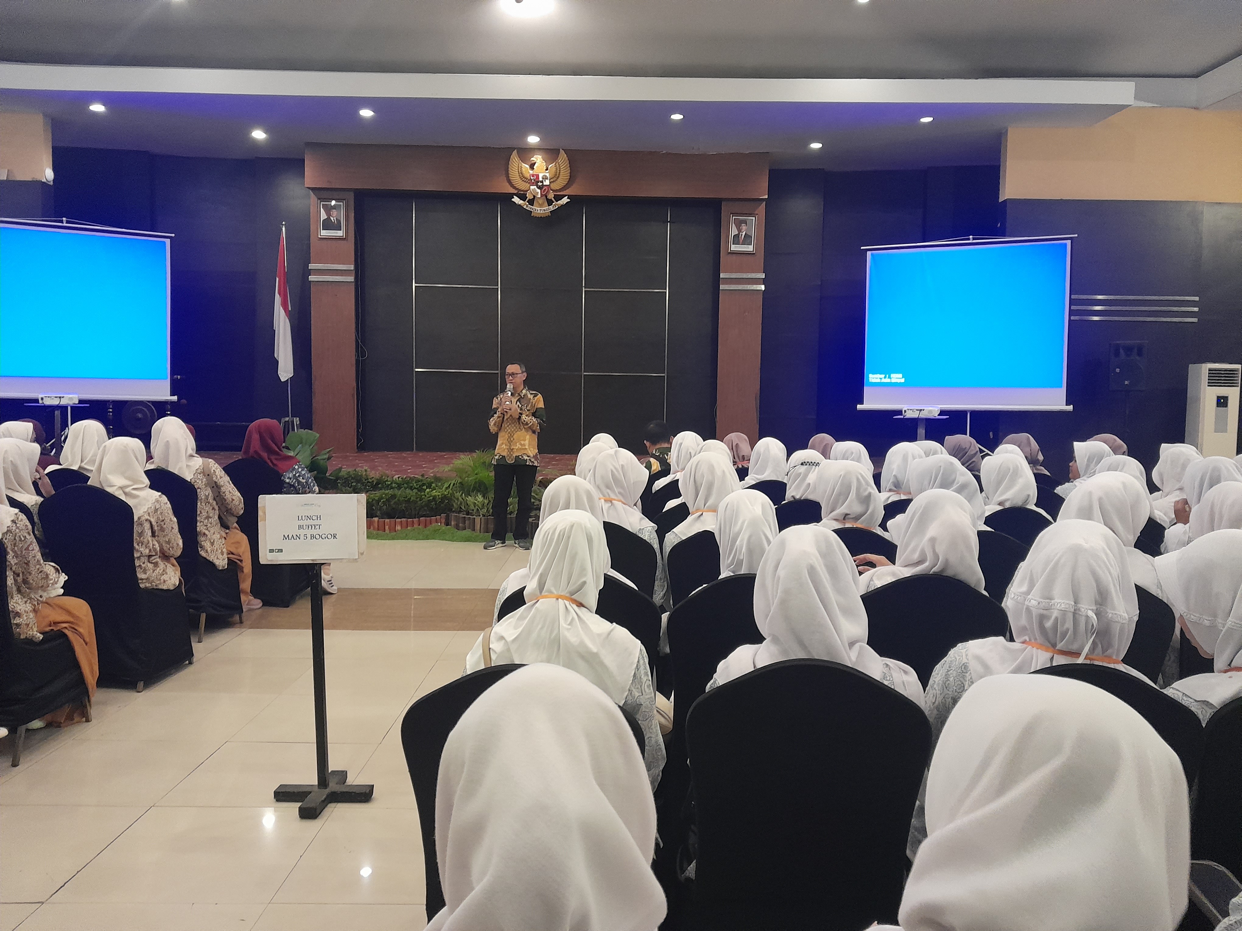 Kunjungan MAN 5 Bogor ke UGM, Diterima oleh Bagian Akademik di Gedung University Center