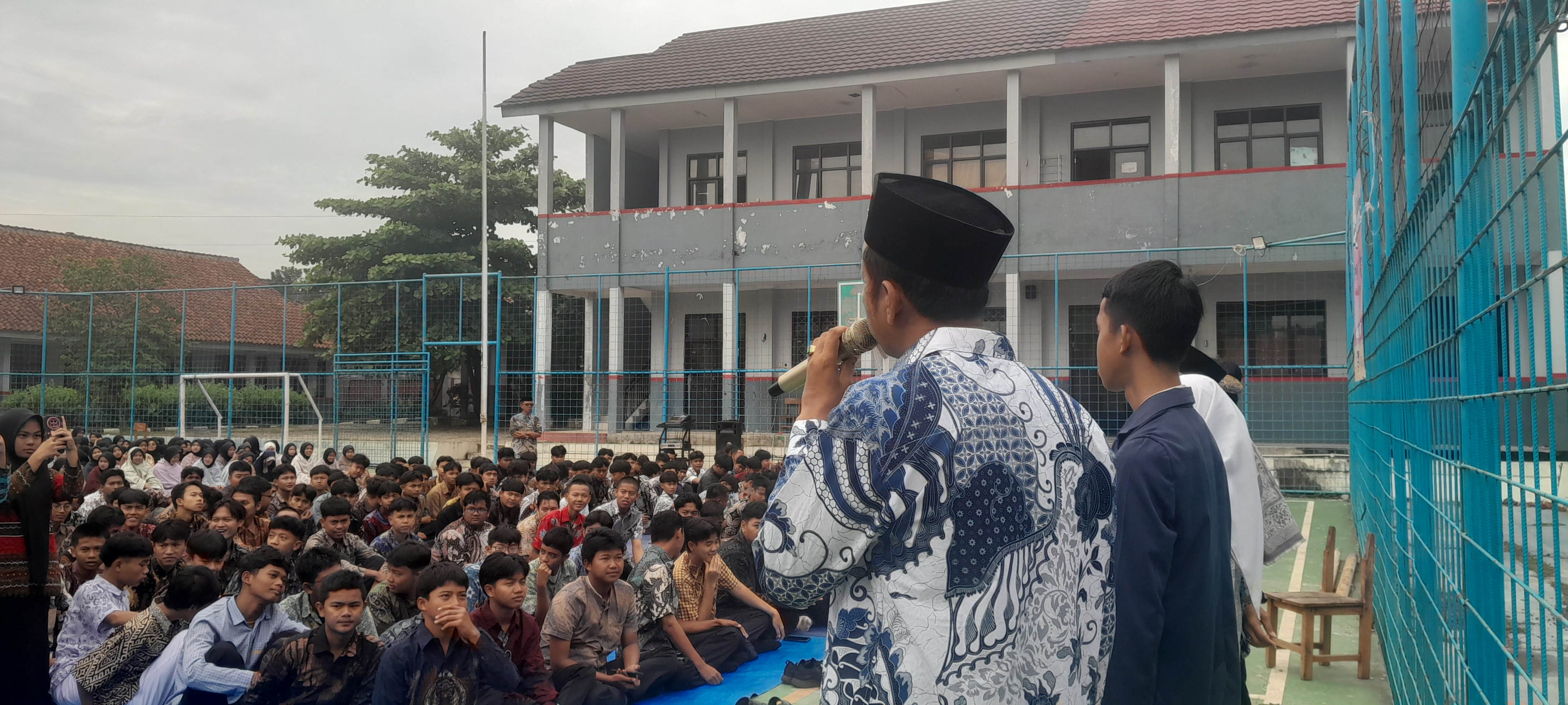 MAN 5 Bogor Berikan Piagam Penghargaan untuk Peserta OMI Tingkat Provinsi