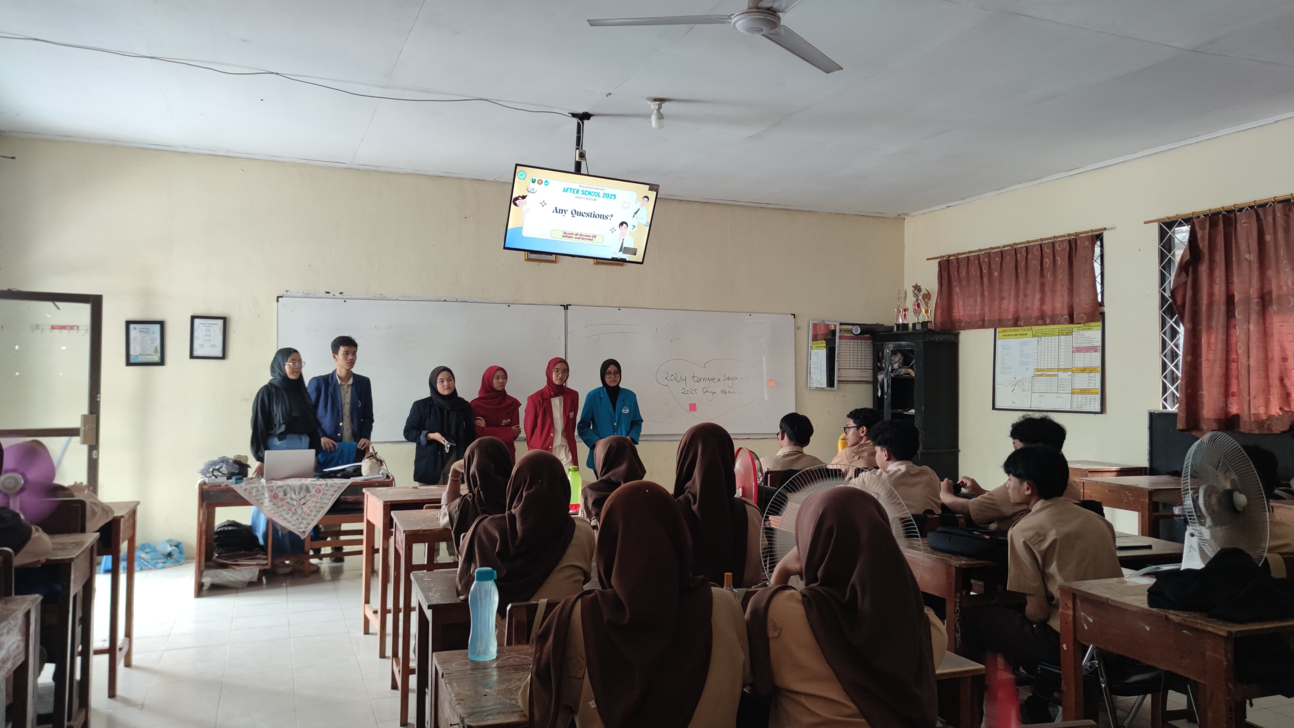 Pengenalan Dunia Kampus: Alumni MAN 5 Bogor Berbagi Inspirasi dalam Kegiatan After School