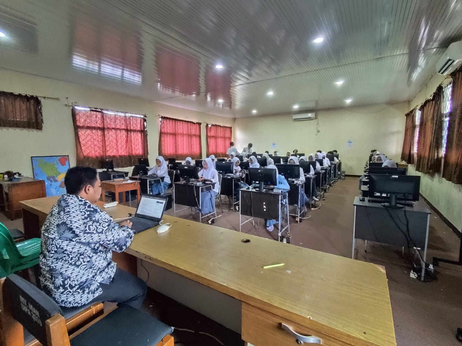 Siswa Kelas XII IPA 1 MAN 5 Bogor Dibimbing Membuat Akun SNPMB di Laboratorium Komputer