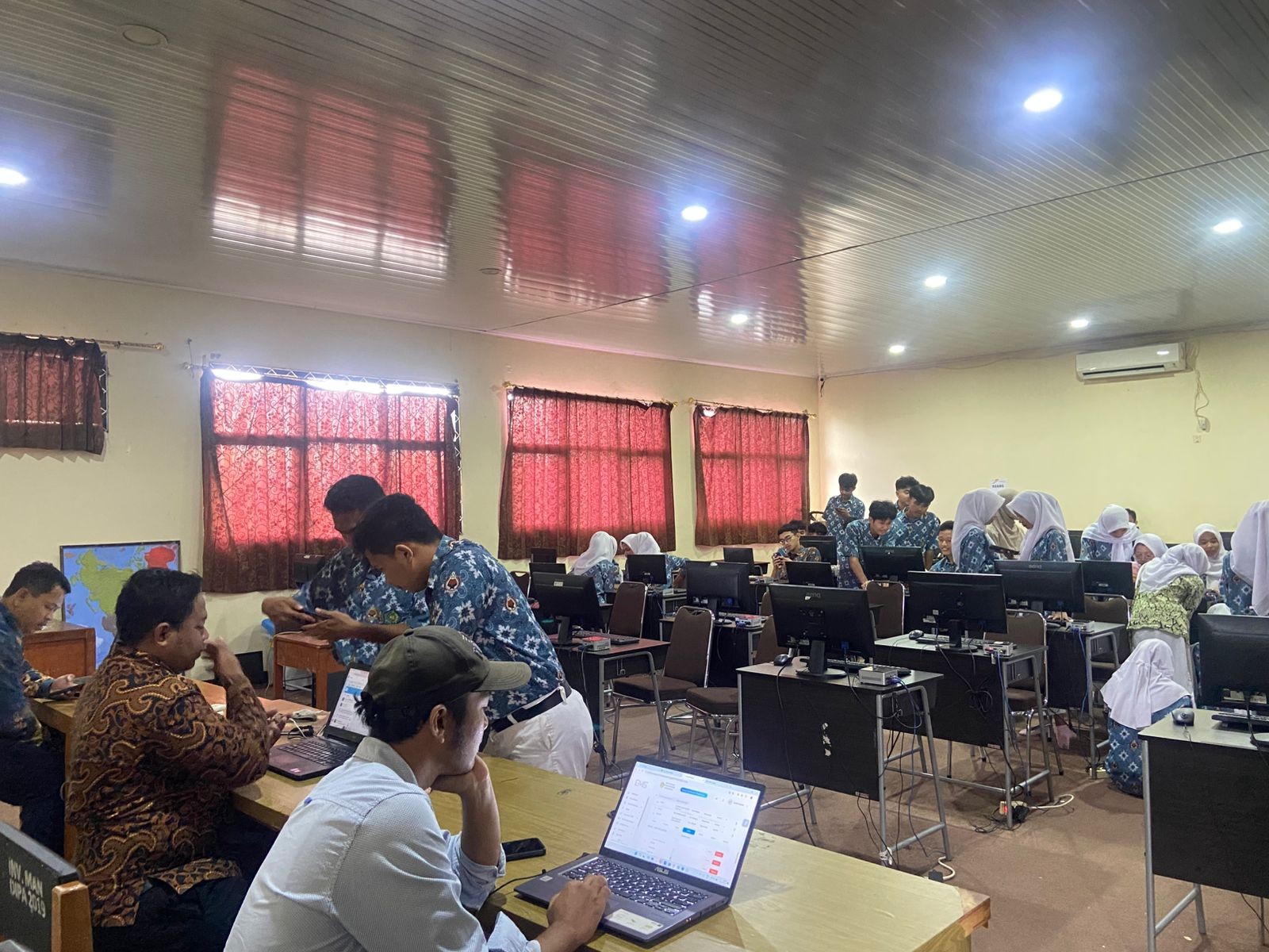 KBM MAN 5 Bogor Kondusif: Pendampingan Pembuatan Akun SNPMB Hari ke-2 Berjalan Lancar