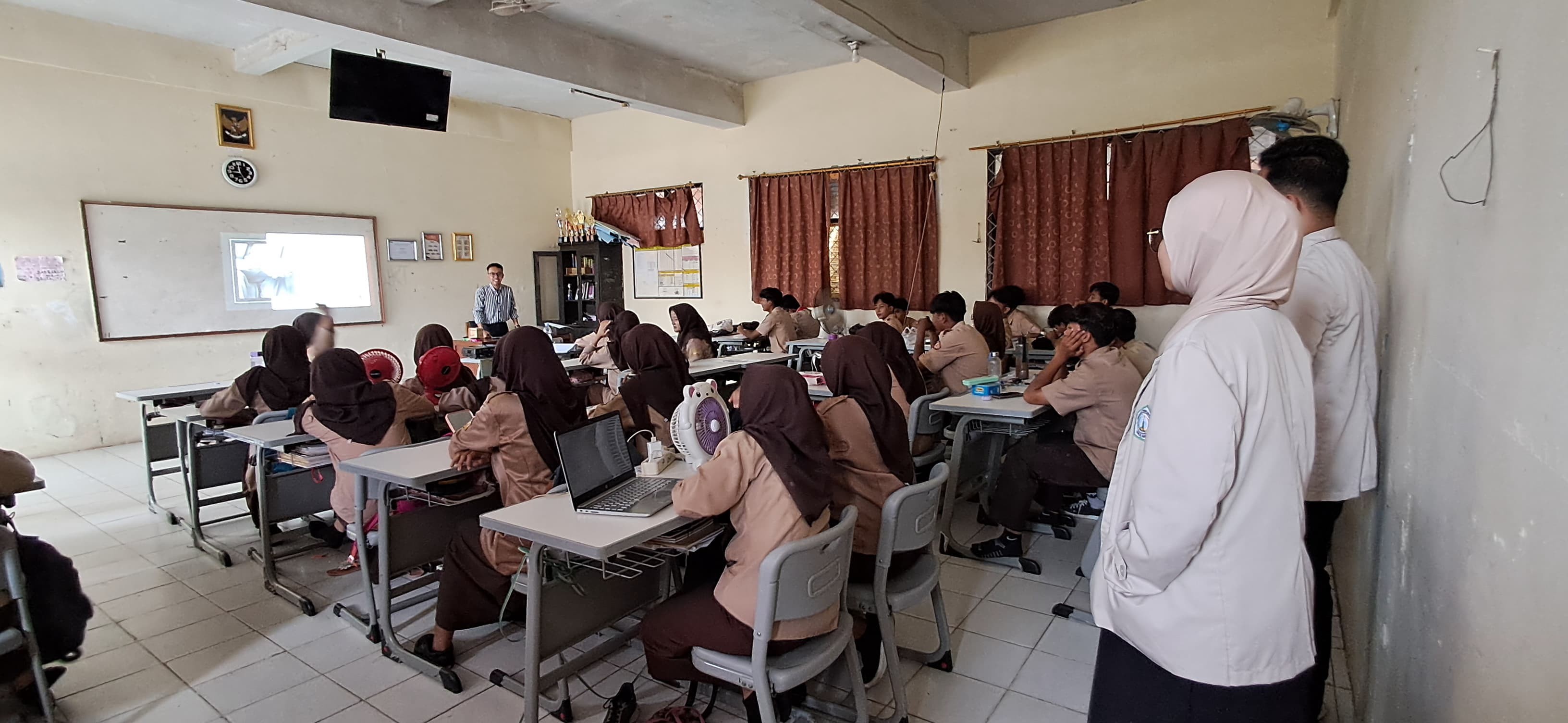 MAN 5 Bogor Jalin Kerjasama dengan Kampus Nida el Adabi untuk Sosialisasi Bahaya Siber Bullying
