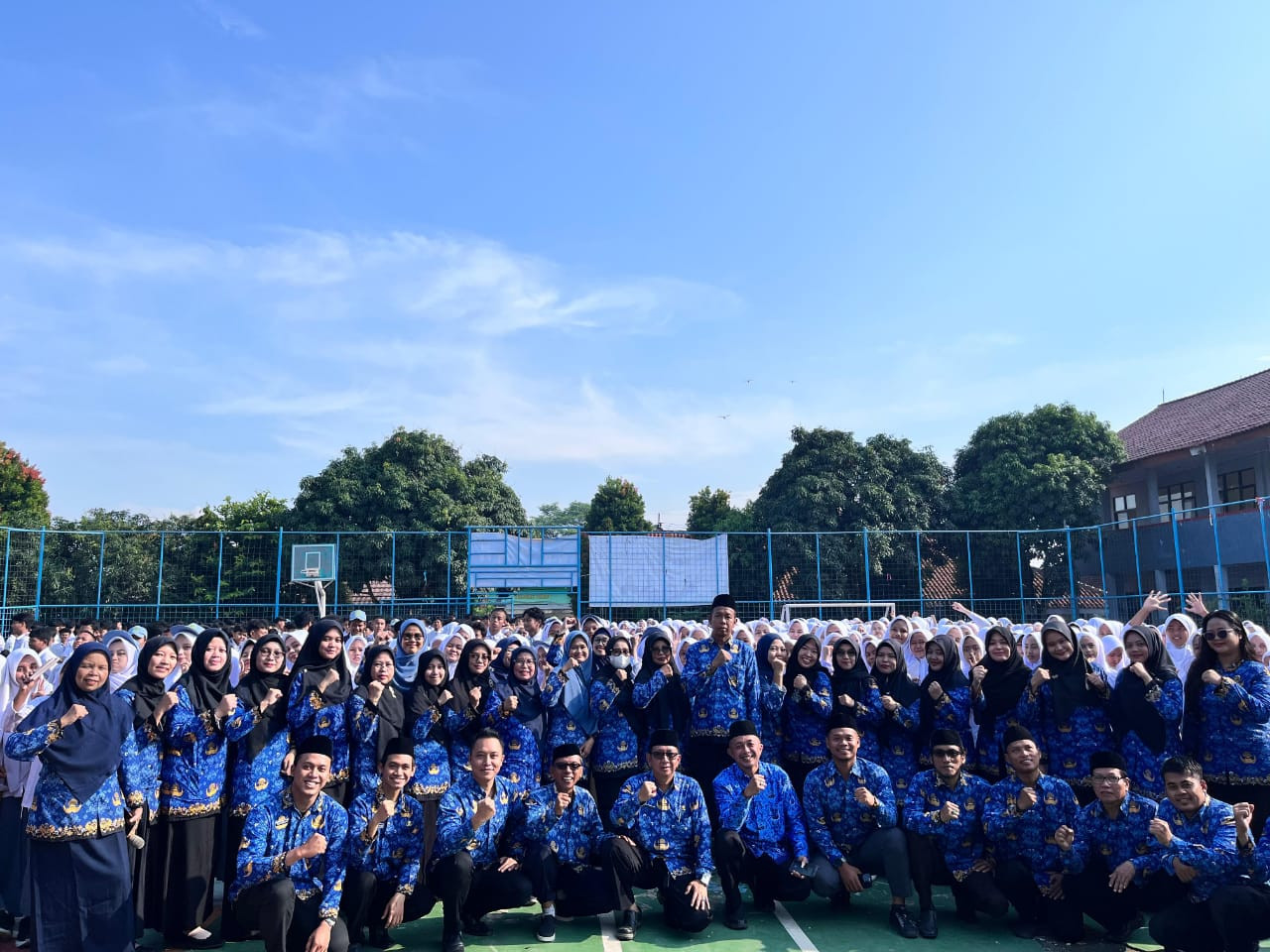 Foto Bersama Usai Upacara Hari Kesaktian Pancasila di MAN 5 Bogor