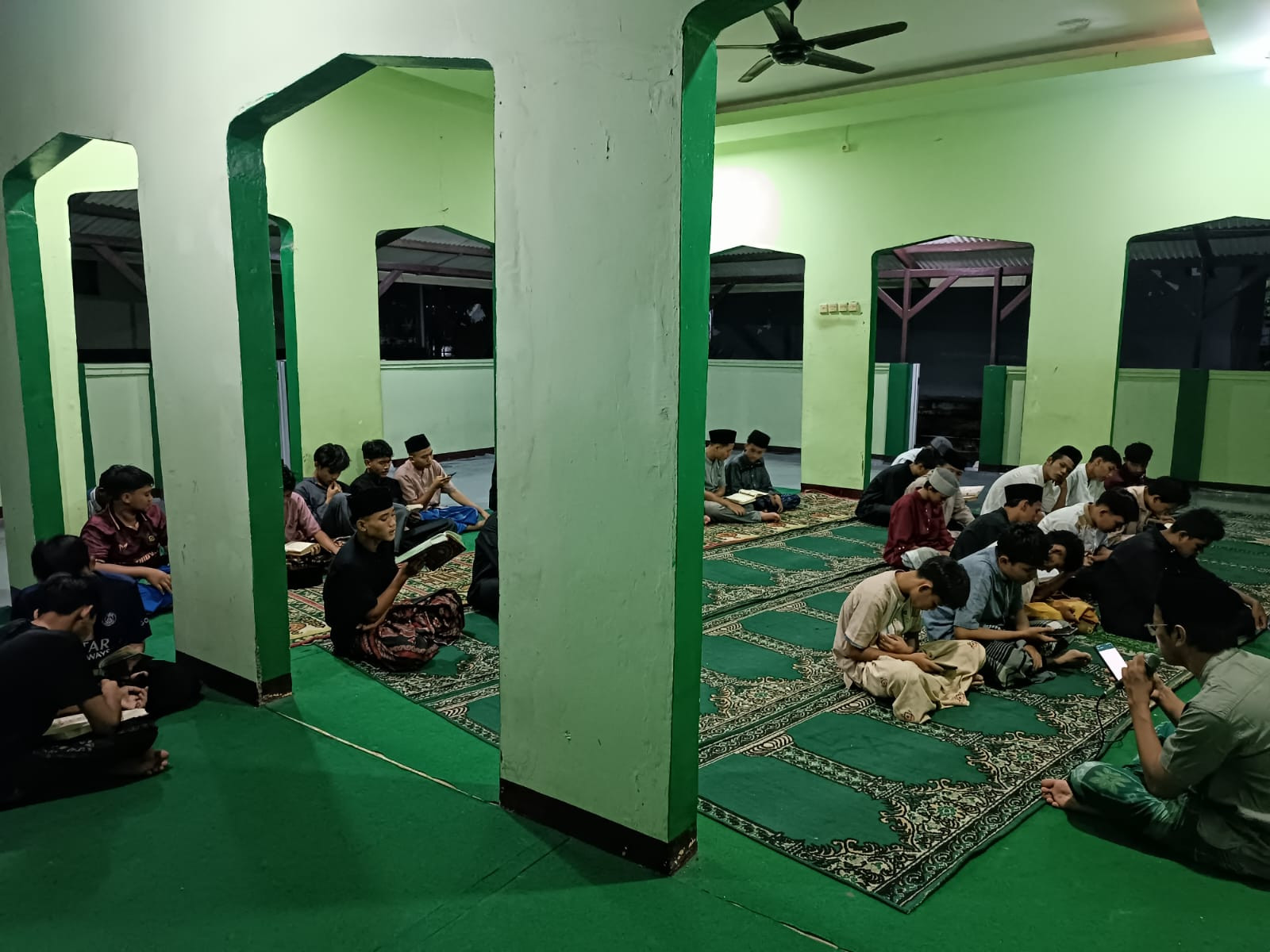 Hari Pertama Oktober, Santri Asrama MAN 5 Bogor Awali dengan Semangat Ibadah