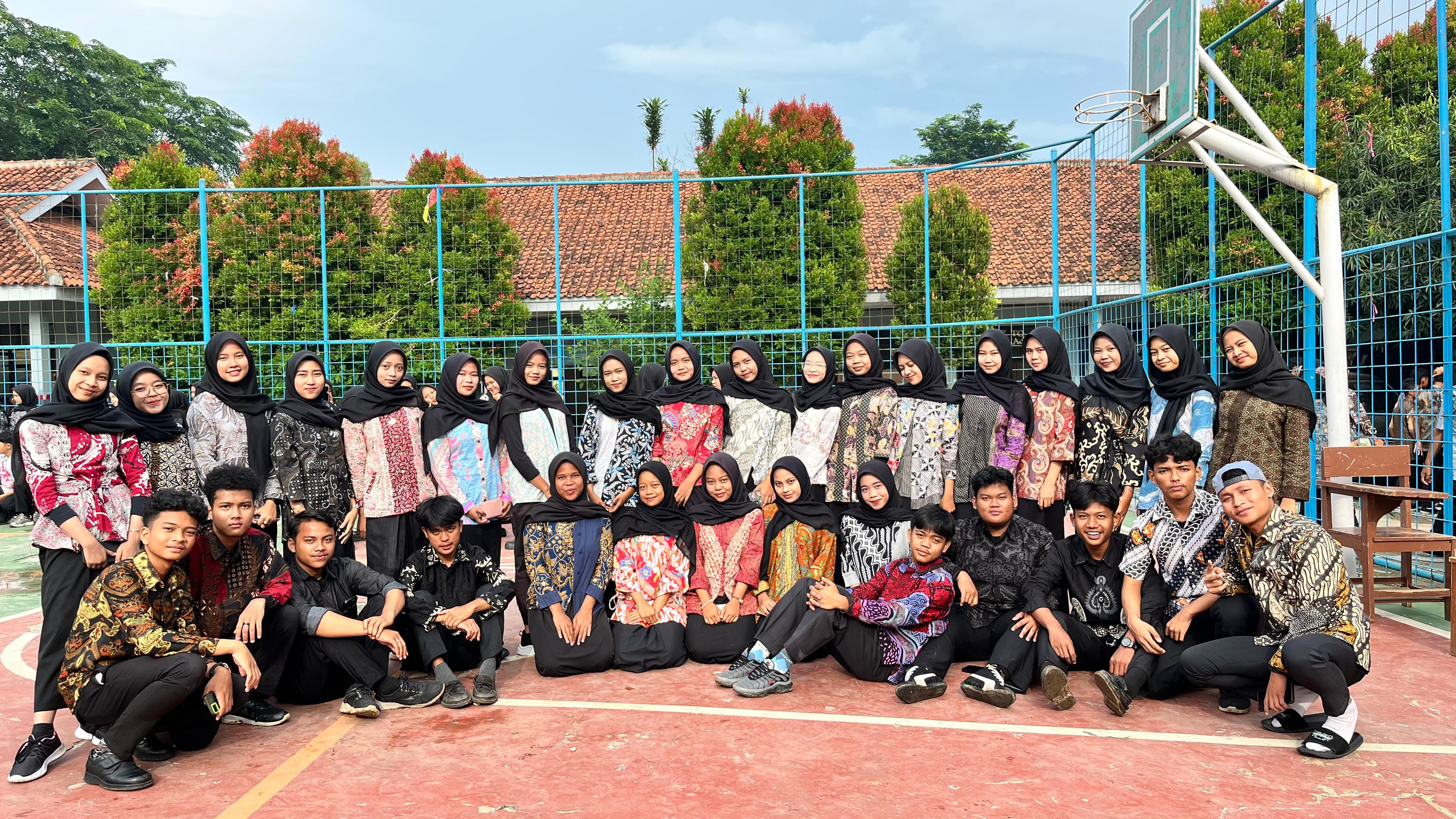 MAN 5 Bogor Meriahkan Hari Batik Nasional dengan Seragam Batik