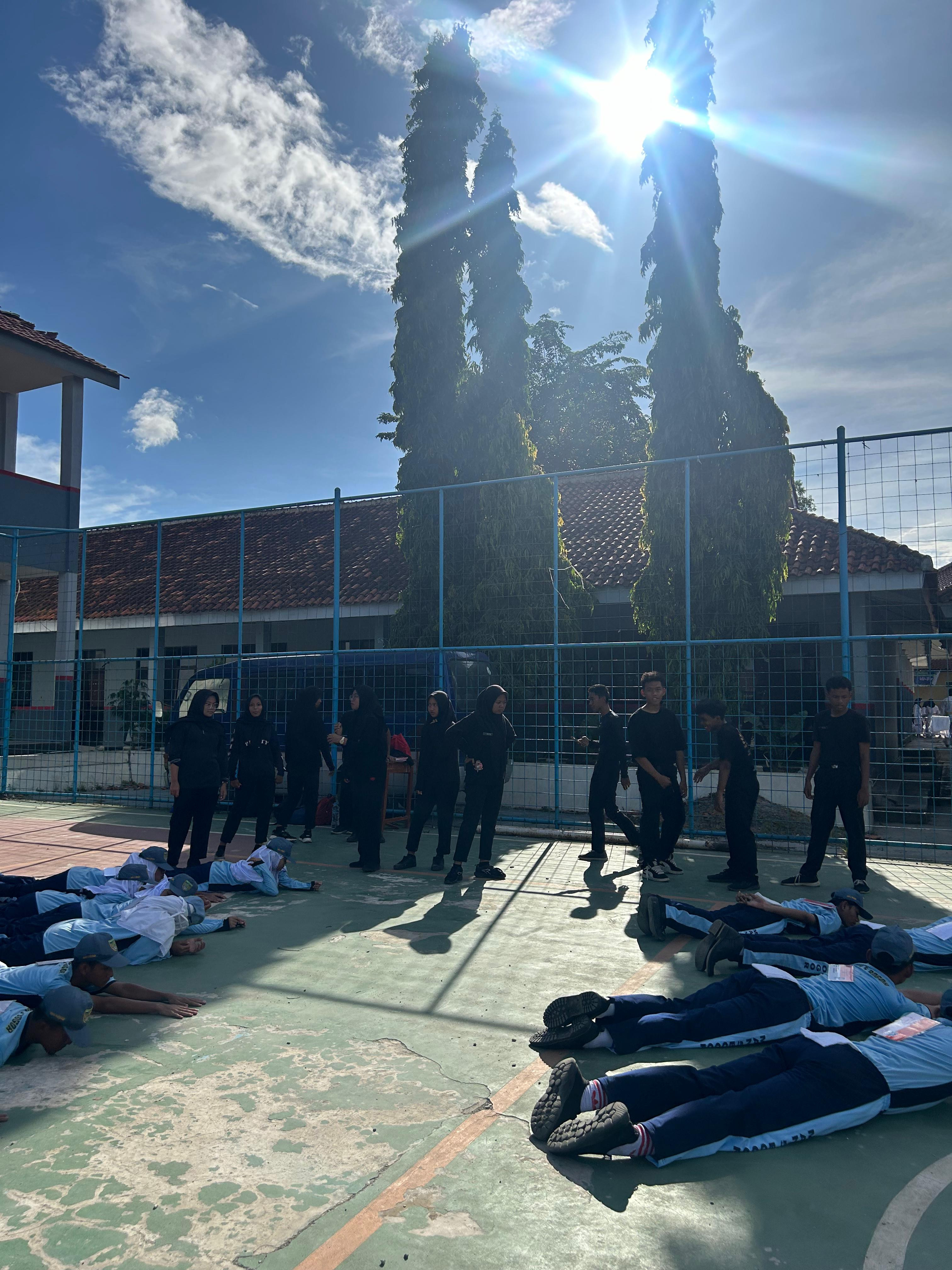 ESKUL PASKIBRA MAN 5 BOGOR LATIH KEKUATAN FISIK DAN KEKOMPAKAN MELALUI LATIHAN RUTIN