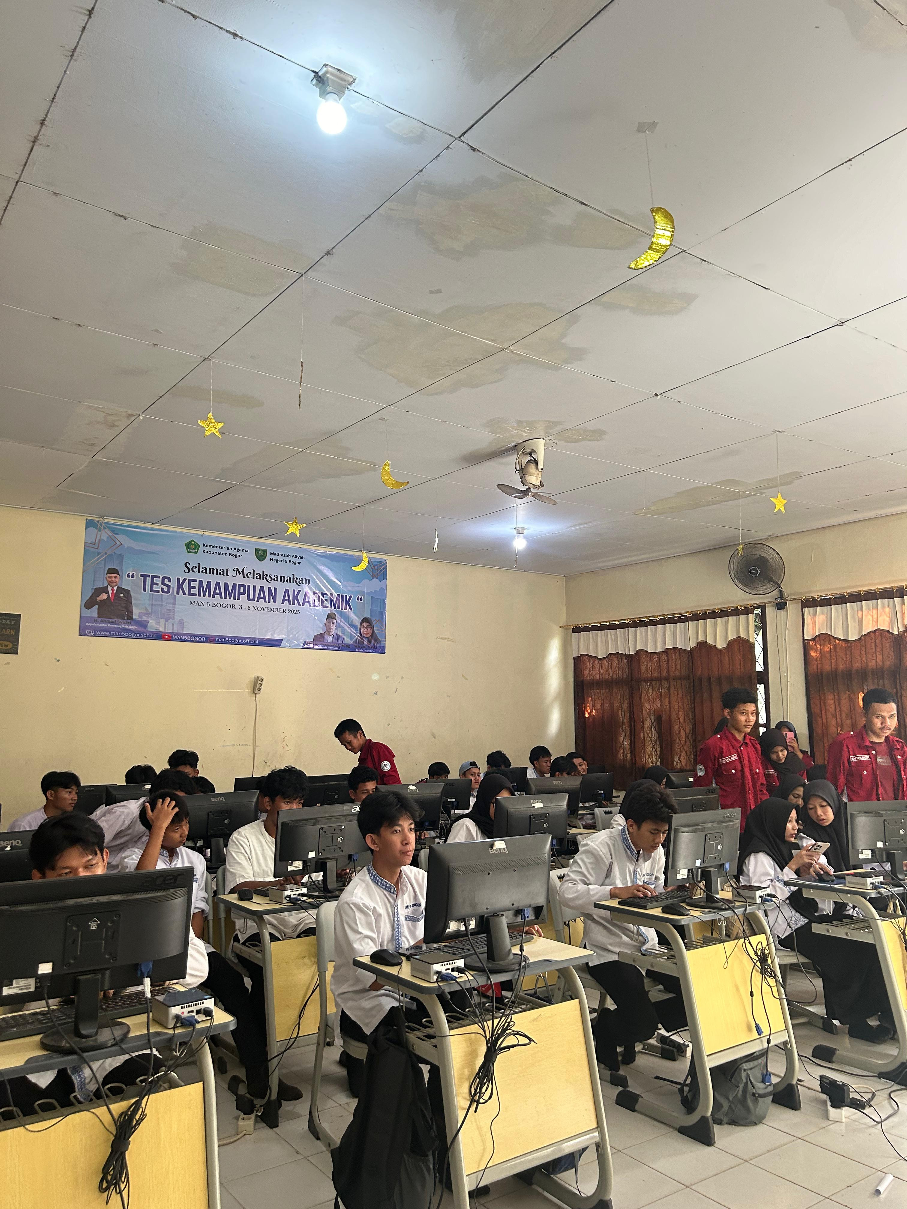 ESKUL ROBOTIK MAN 5 BOGOR LATIH KETERAMPILAN DIGITAL MELALUI PRAKTIK SIMULASI LAMPU LALU LINTAS