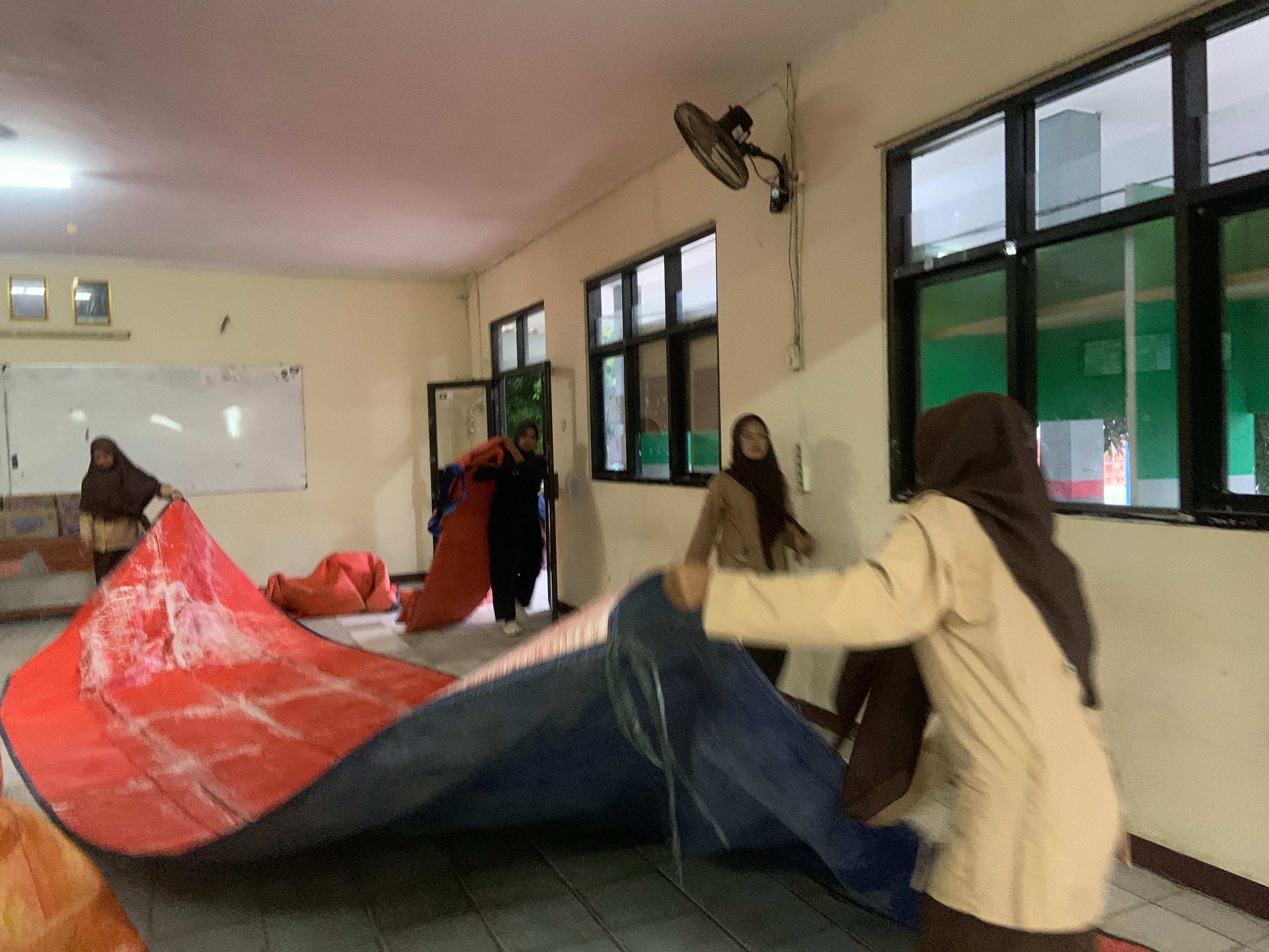 OSIS Menyulap Kelas Menjadi Aula Kegiatan