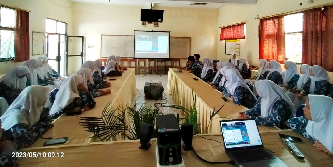 SISWA-SISWI MANLIBO NONTON BARENG LITERASI DIGITAL