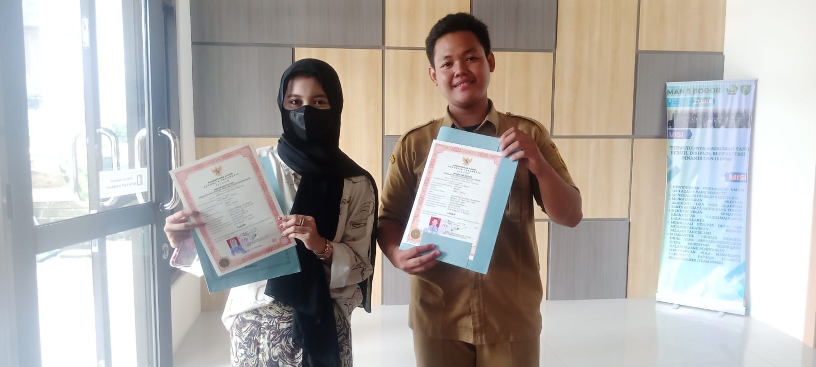 PENGAMBILAN IJAZAH OLEH SISWA SISWI ALUMNI MAN 5 BOGOR 