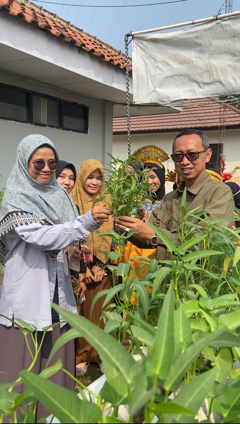 Simbolis Penyerahan Hasil P5P2RA kepada Plt. Kepala MAN 5 Bogor, Menjelang Gelar Panen Raya Pekan De