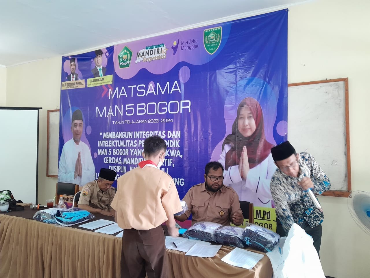 DISTRIBUSI SERAGAM BARU BAGI PESERTA DIDIK BARU DI MAN 5 BOGOR
